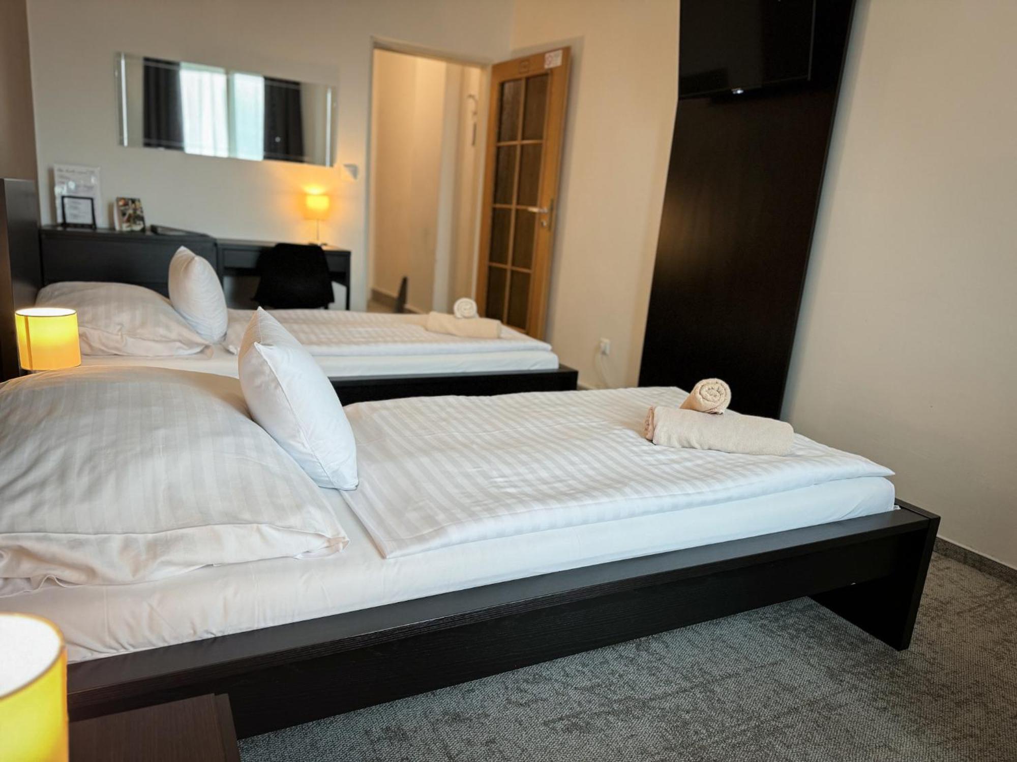 Hotel Modena Братислава Экстерьер фото
