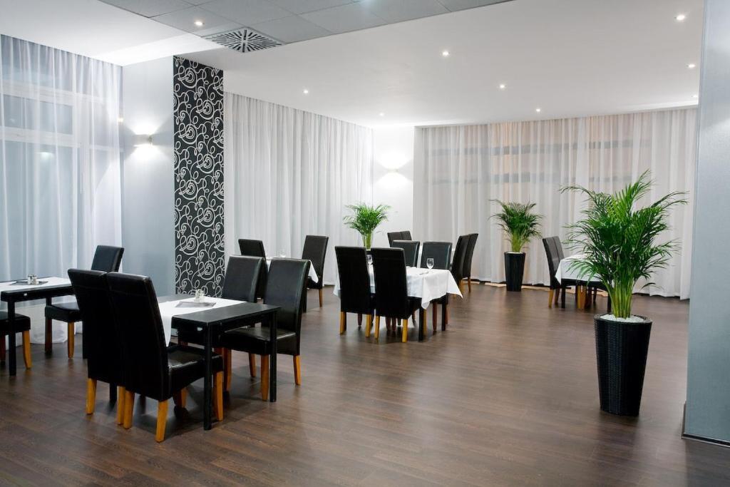 Hotel Modena Братислава Экстерьер фото